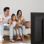 tv parents enfants canapé